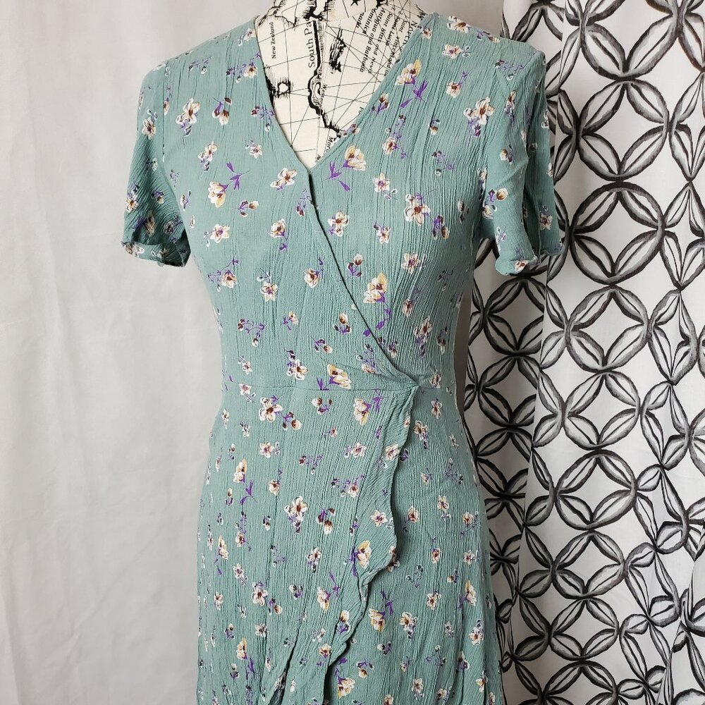 Davis & Dani Short Flutter Sleeve Green Floral Dress - Medium